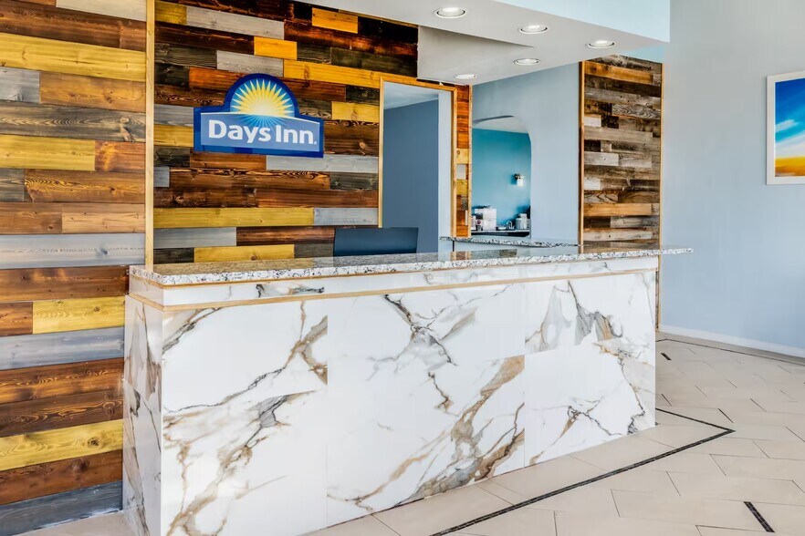 More Photos Of 903 Main St, Delta Hotel For Sale