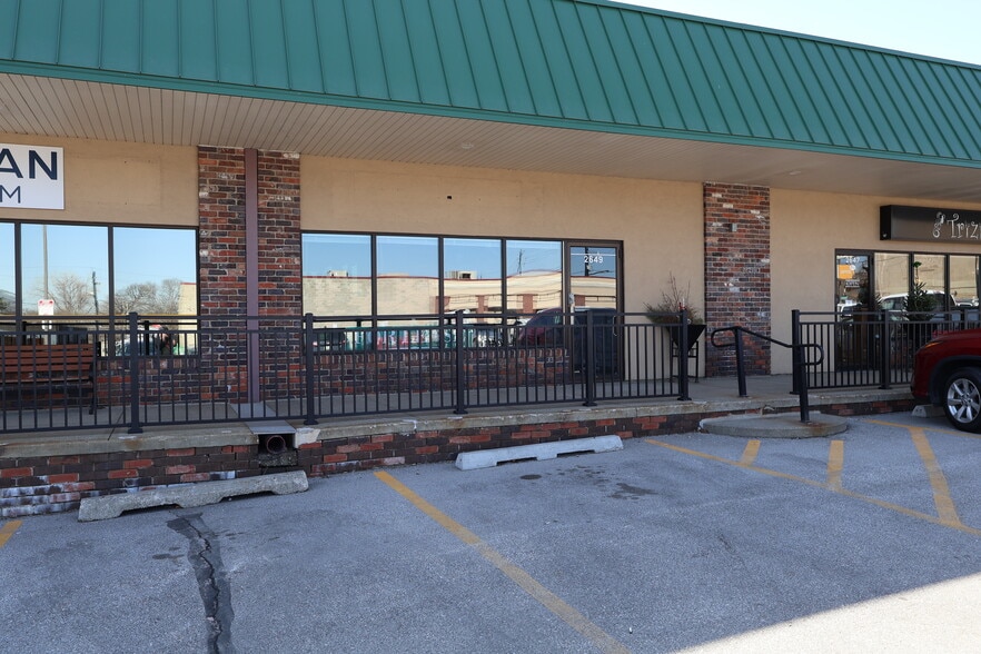 More Photos Of 2701-2745 Beaver Ave, Des Moines Unknown For Lease