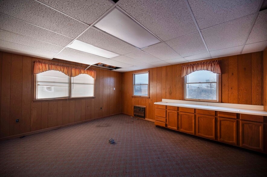More Photos Of 659 N Main St, Woodstock Mixed Retail For Sale