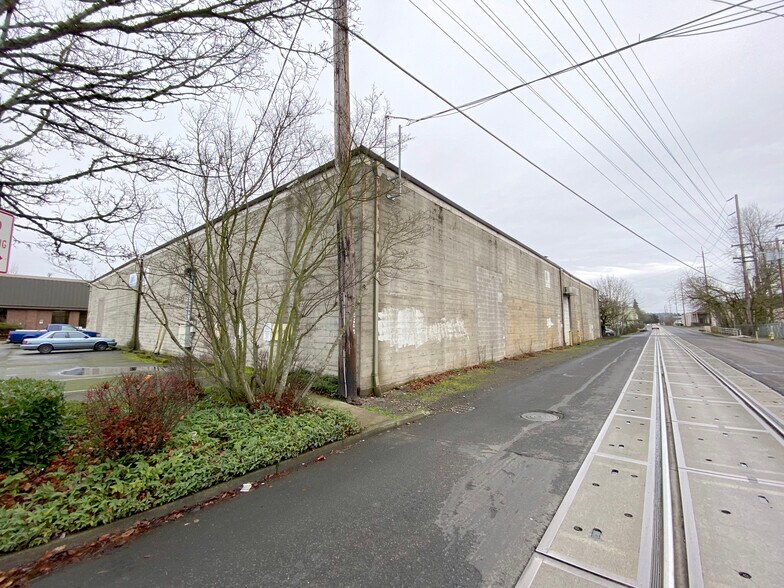 More Photos Of 1100 Front St NE, Salem Distribution For Sale