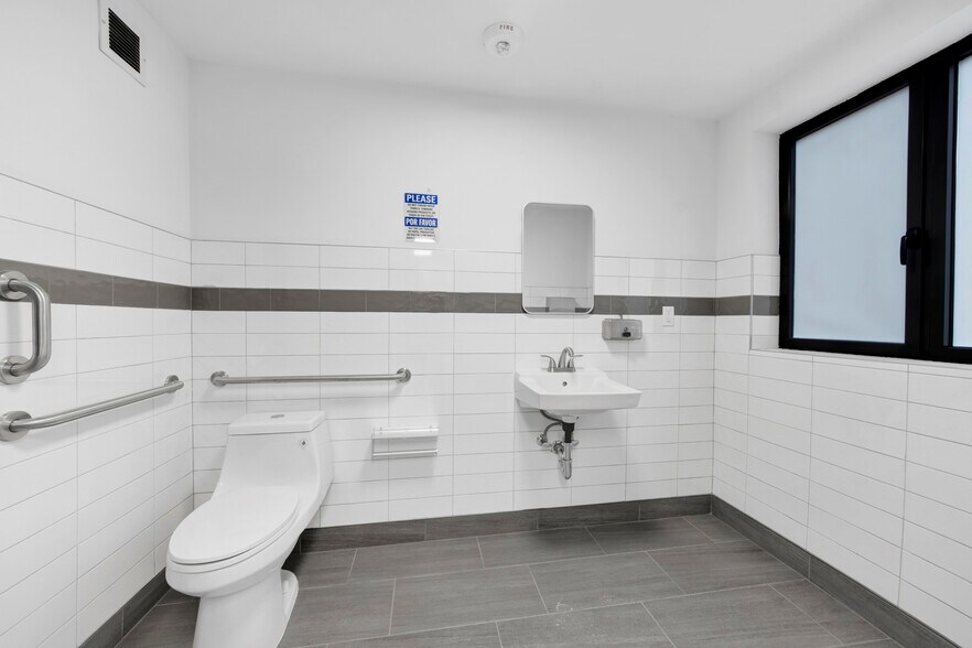 More Photos Of 505 168th 4th Fl St, New York Healthcare For Lease