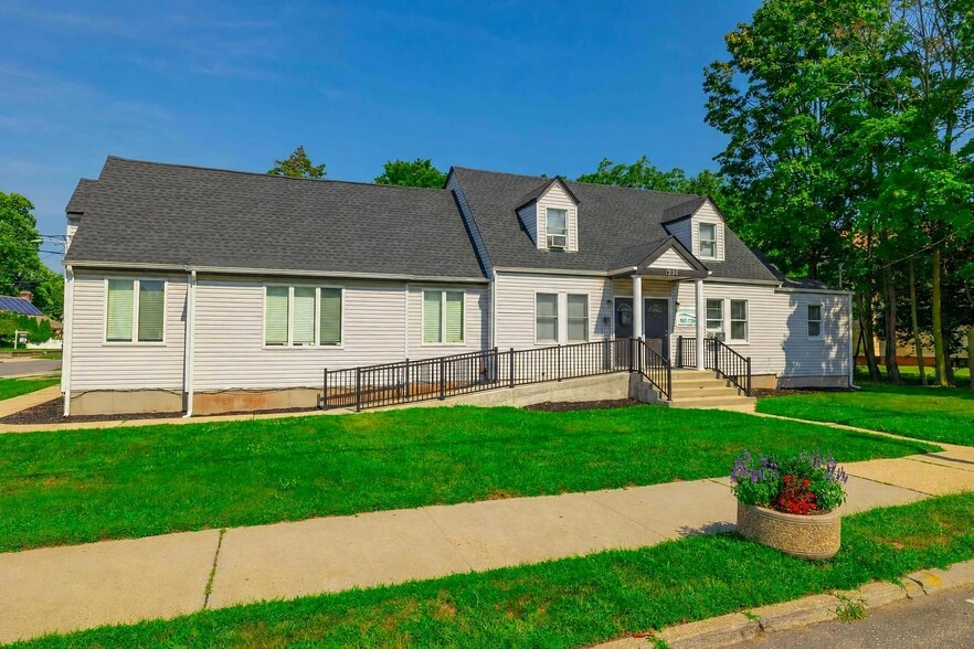 Primary Photo Of 256 N Wellwood Ave, Lindenhurst Office For Lease