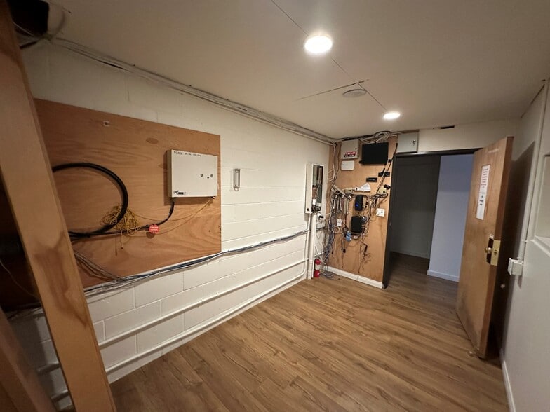 More Photos Of 11435 Chandler Blvd, North Hollywood Research And Development For Sale