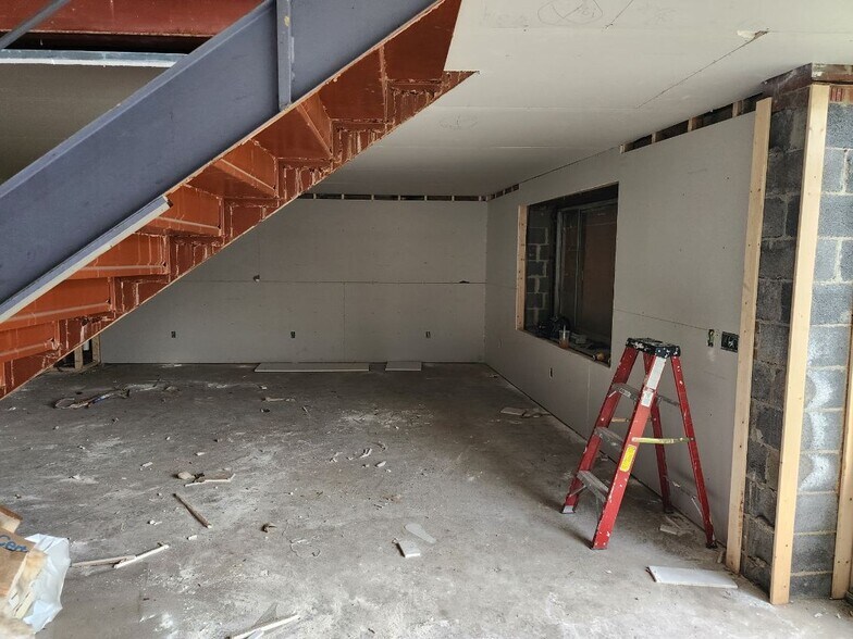 More Photos Of 1558 Washington St E, Charleston Light Manufacturing For Lease