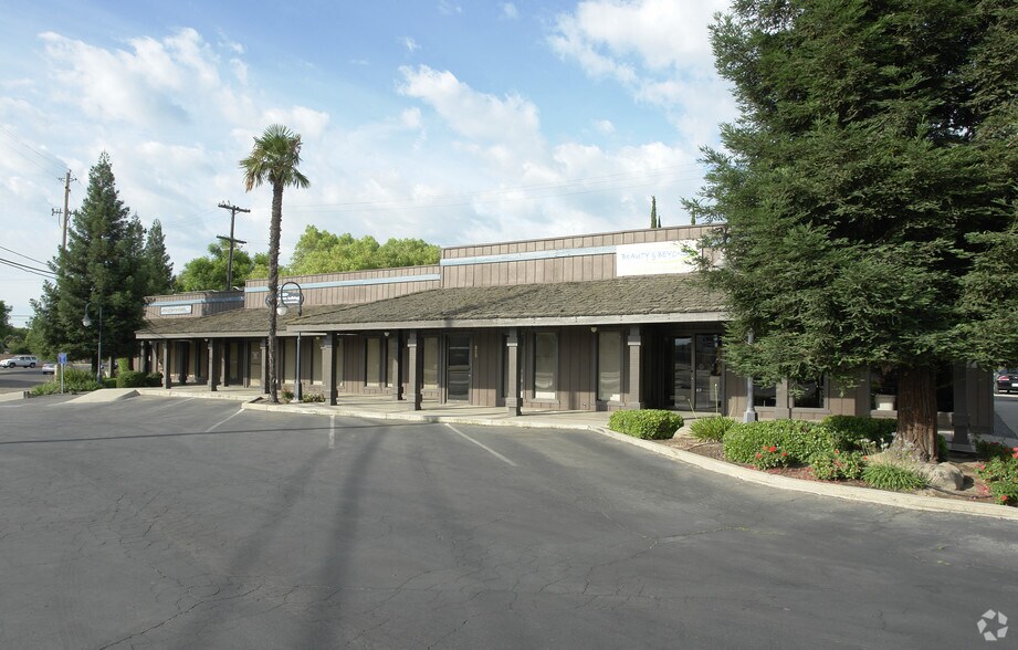 Primary Photo Of 825-865 S Frankwood Ave, Reedley Office For Lease