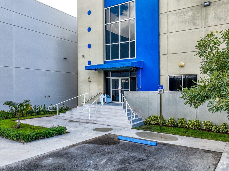 More Photos Of 12860-12864 NW South River Dr, Medley Warehouse For Lease
