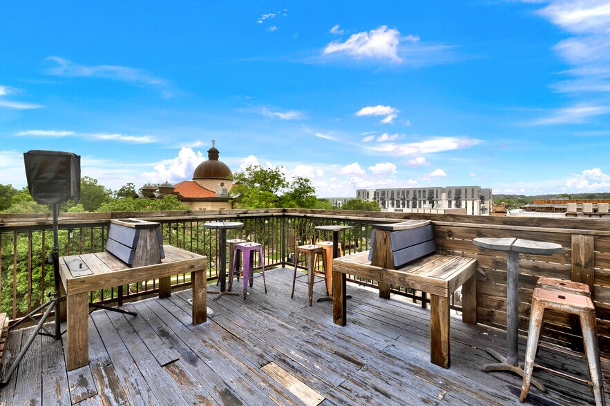 More Photos Of 139 E Hopkins St, San Marcos Bar For Sale