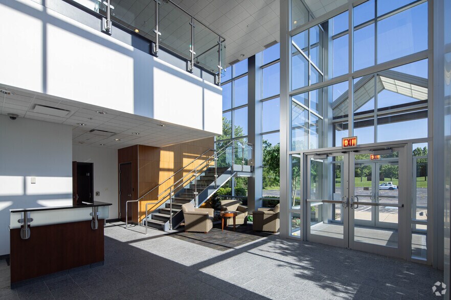 More Photos Of 540 W Northwest Hwy, Barrington Unknown For Lease