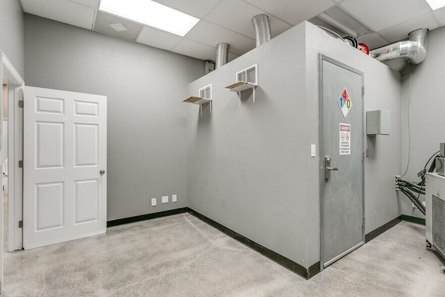 More Photos Of 3212 E Walnut St, Tecumseh Flex For Sale