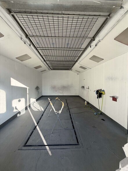 More Photos Of 14723 Aetna St, Van Nuys Auto Repair For Sale