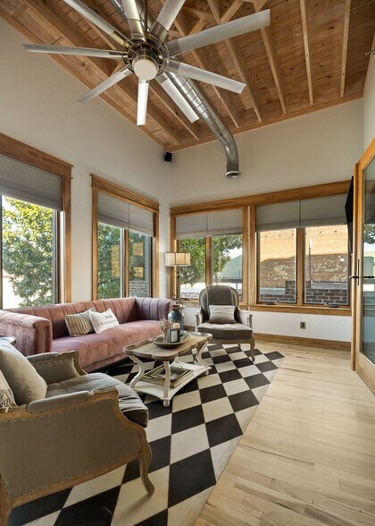 More Photos Of 207 E Main St, McMinnville General Retail For Sale