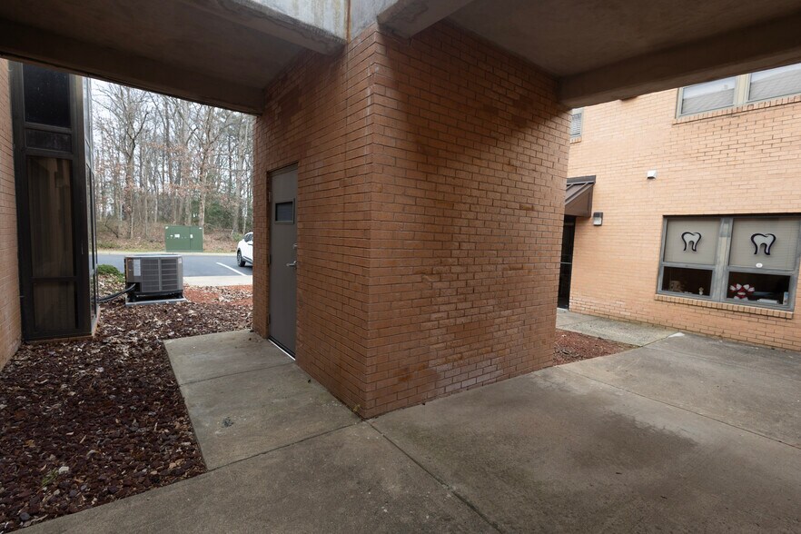 More Photos Of 14377-14389 Hereford Rd, Woodbridge Medical For Sale