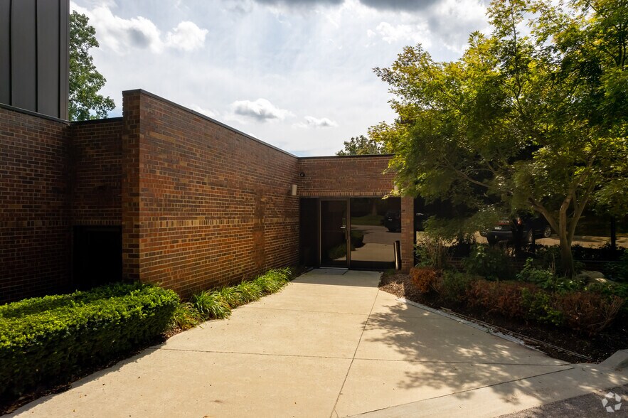 More Photos Of 29600 Northwestern Hwy, Southfield Office For Lease