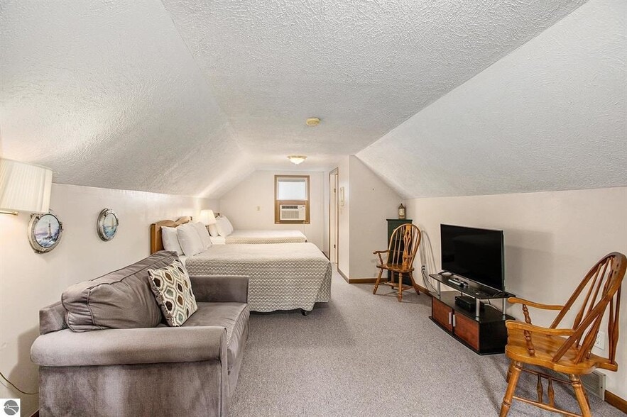 More Photos Of 519 Lake St, Frankfort Hotel For Sale