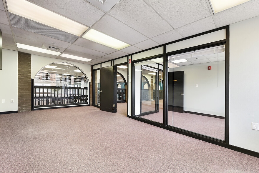 More Photos Of 4749 Baum Blvd, Pittsburgh Showroom For Lease