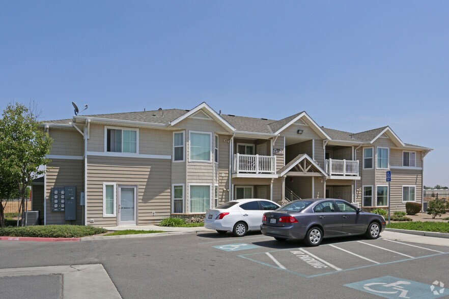 More Photos Of 424 S E St, Porterville Apartments For Sale
