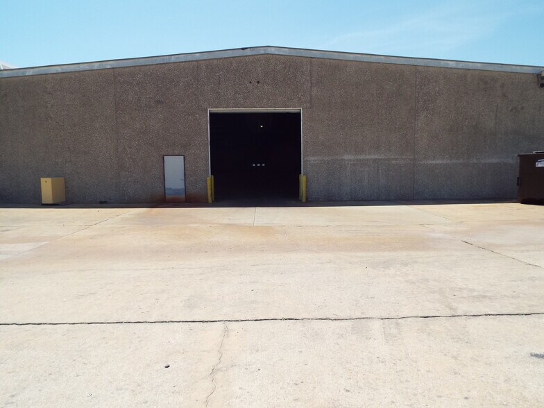 More Photos Of 2817 Braswell Dr, Fort Worth Distribution For Lease