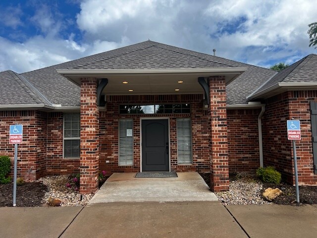 More Photos Of 417 W 18th St, Edmond Unknown For Lease