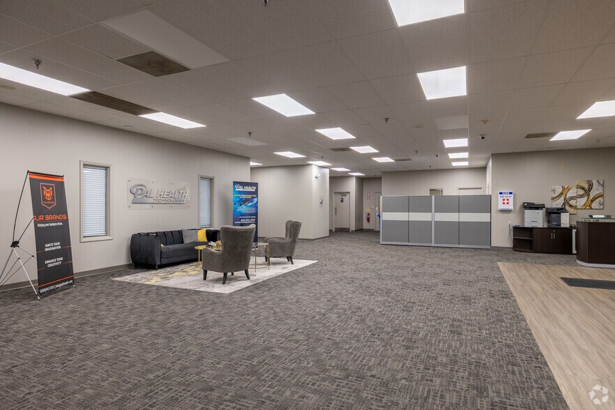 More Photos Of 1805 Riverway Dr, Pekin Distribution For Sale