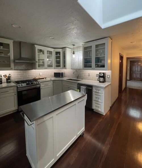 More Photos Of 171 S Broadway, Coos Bay General Retail For Sale