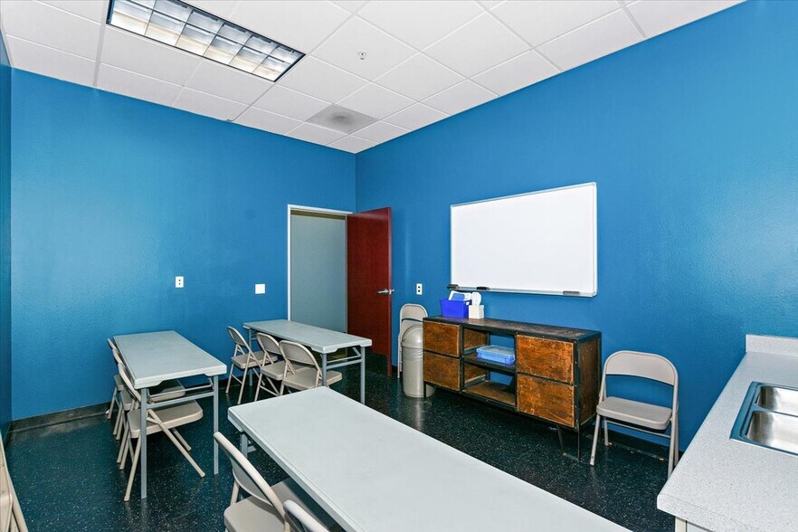 More Photos Of 7970 Cherry Ave, Fontana Showroom For Lease