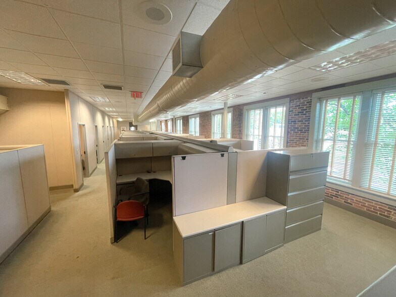 More Photos Of 122 W Market St, Athens Office For Lease