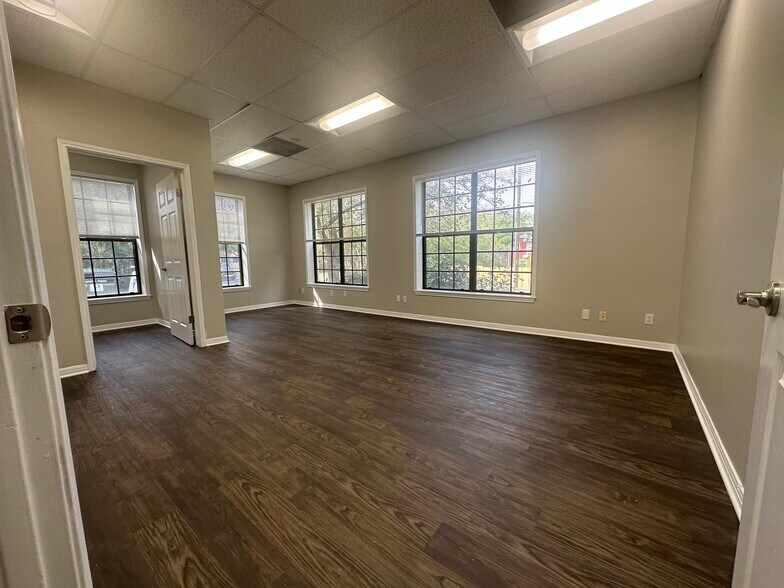 More Photos Of 1823 Fort View Rd, Austin Office For Sale