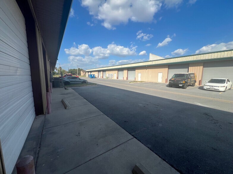 More Photos Of 317 E Cedar Ave, McAllen Warehouse For Lease