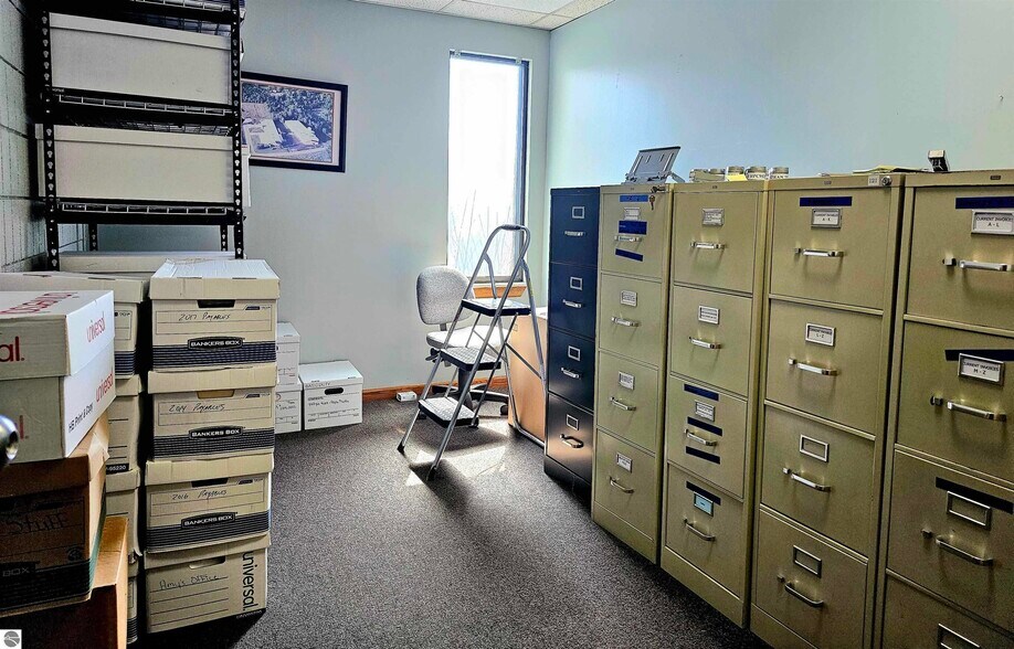 More Photos Of 800 Woodside Dr, Saint Louis Industrial For Sale