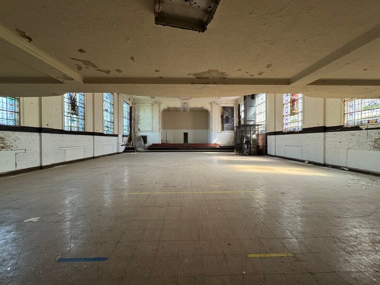 More Photos Of 4052 S Wabash Ave, Chicago Schools For Sale