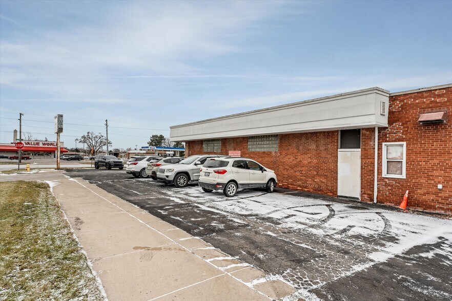 More Photos Of 18703 E 10 Mile Rd, Roseville Storefront For Lease