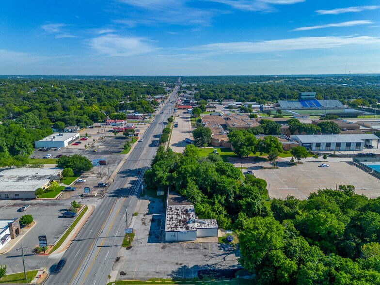 More Photos Of 1205 S Main St, Weatherford Freestanding For Sale