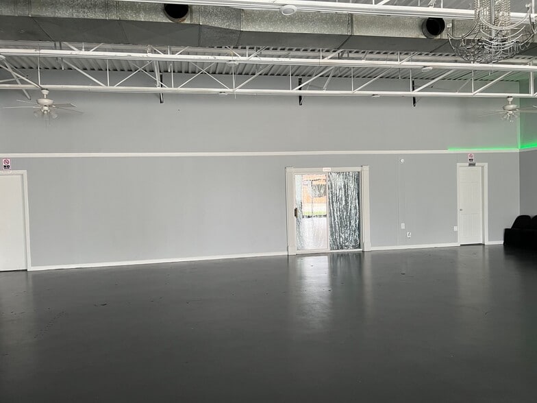 More Photos Of 2732 165th St, Hammond Freestanding For Lease