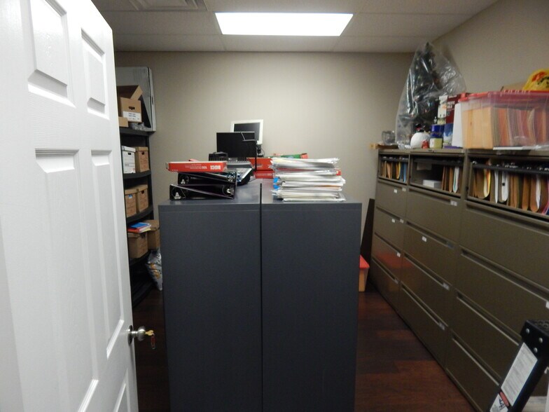 More Photos Of 301 Fruitland Rd, Hamilton Unknown For Lease