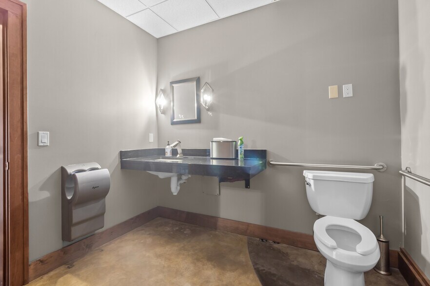 More Photos Of 2492 Crest Dr, Lake Geneva Office For Sale