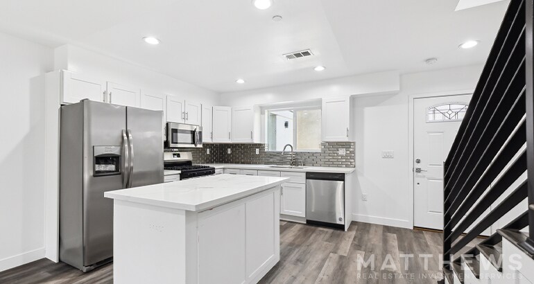 More Photos Of 17610 Sherman Way, Van Nuys Apartments For Sale