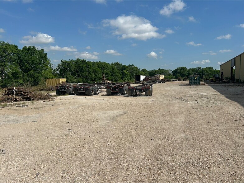 More Photos Of 9035 Mississippi St, Houston Manufacturing For Lease