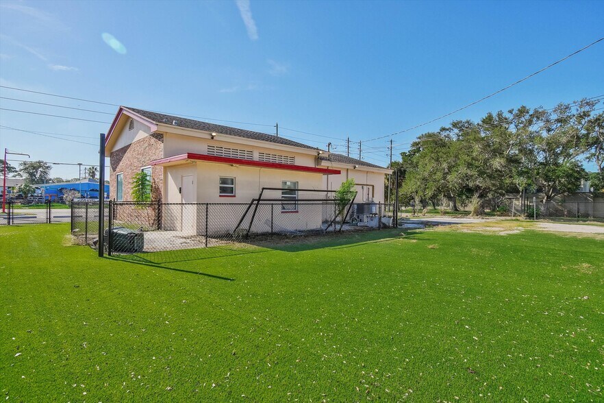More Photos Of 2000 Bayshore Blvd, Dunedin Bar For Sale