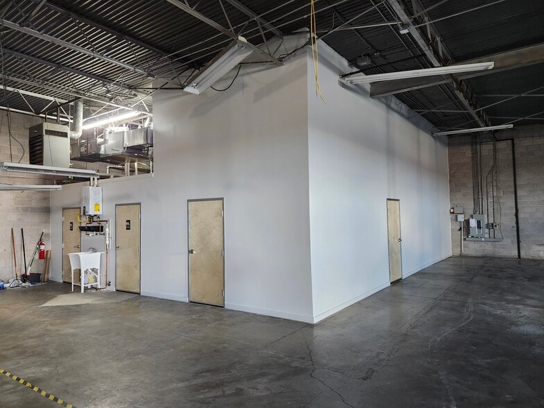 More Photos Of 9120 Premier Row, Dallas Distribution For Sale