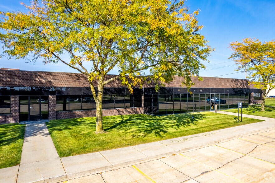 Primary Photo Of 4500-4570 114th St, Urbandale Flex For Lease