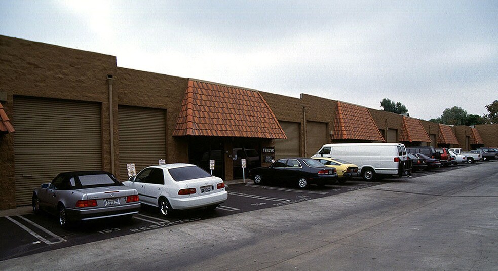 More Photos Of 18720 Oxnard St, Tarzana Warehouse For Lease