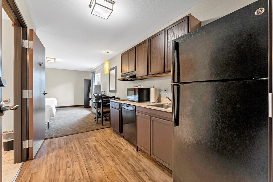 More Photos Of 975 Sheffield St, Washington Hotel For Sale