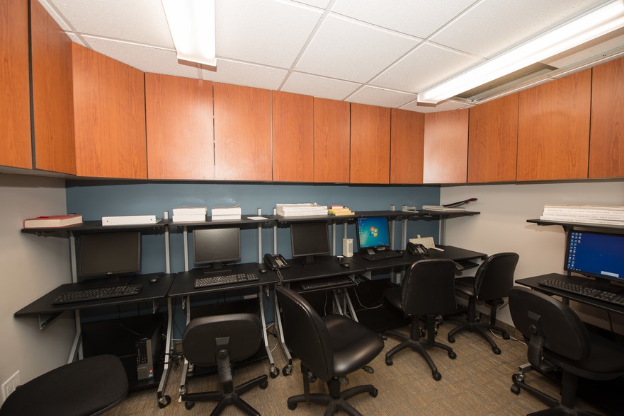 More Photos Of 996 W Jericho Tpke, Smithtown Office For Lease