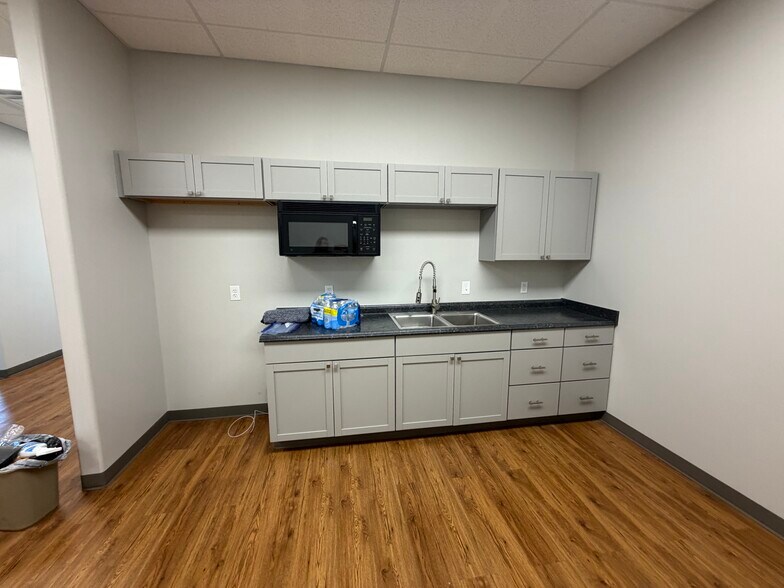 More Photos Of 11244 E 55th Pl, Tulsa Manufacturing For Lease