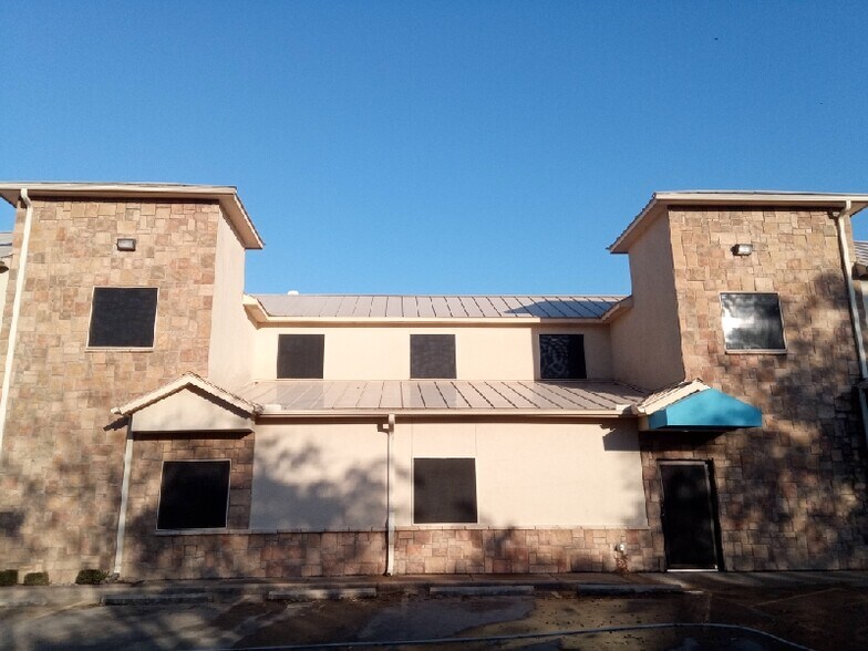 More Photos Of 1011 W Grove St, Kaufman Medical For Sale