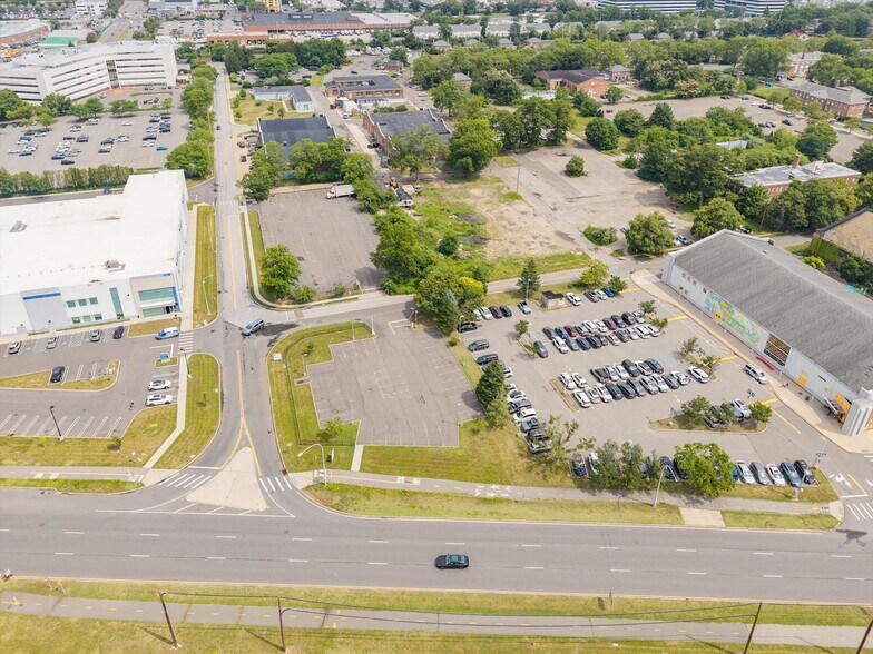 More Photos Of 107 Charles Lindbergh Blvd, Garden City Land For Lease