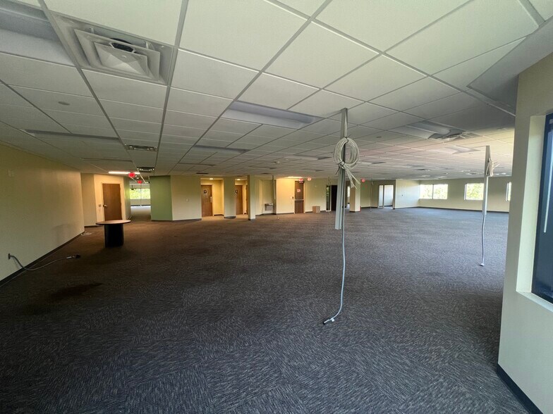 More Photos Of 2670 Chancellor Dr, Crestview Hills Office For Lease