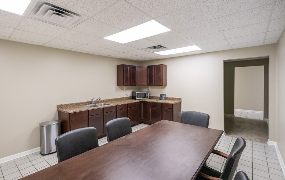 More Photos Of 909 W 39th St, Panama City Manufacturing For Lease