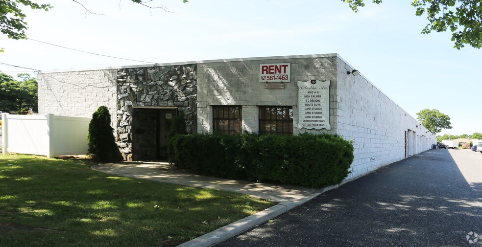 More Photos Of 261 Suburban Ave, Deer Park Warehouse For Lease