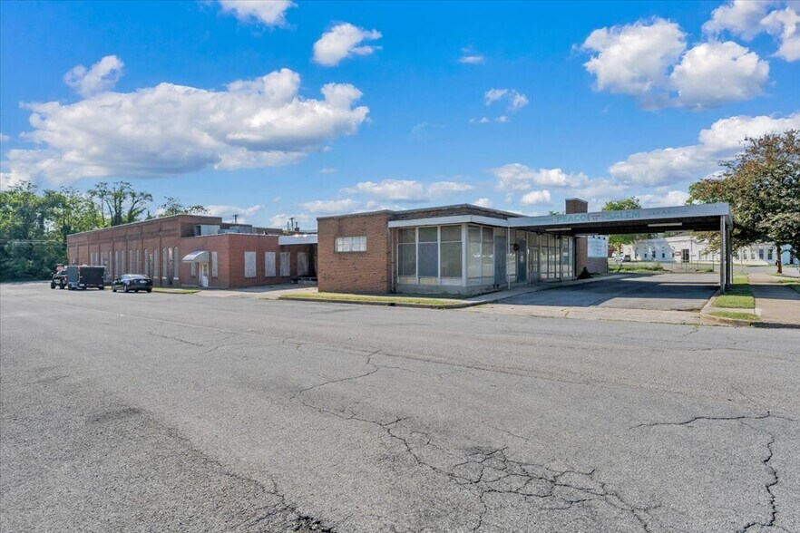 More Photos Of 231 S Colorado St, Salem Freestanding For Sale
